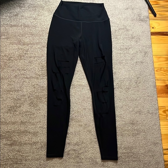 Alo Yoga Women’s Black Ripped Warrior Legging Size Small - Picture 2 of 9